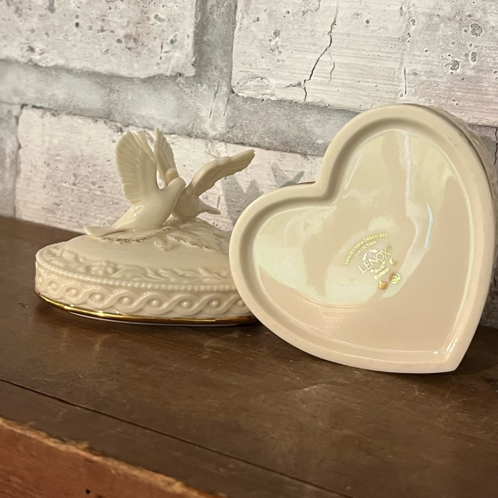 Lenox Doves Of Peace Heart Trinket Box Wings Of Love Intricate Floral Gold Trim - Picture 7 of 7